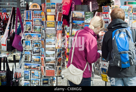 Touristen auf der Suche auf Souvenirs vor einem Geschäft in Berlin, Deutschland Stockfoto