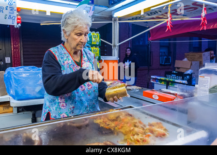 New York, NY, USA, Little Italy Area, San Genarro Italian Street Food Festival, Seniorin, die nachts in Lebensmittelständen arbeitet, Straßenverkäufer, Senior Anstellung, örtlicher Verkäufer Stockfoto