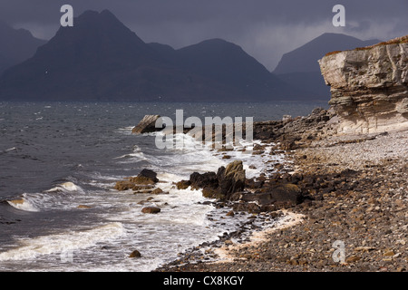 Dunkle Wolken über der Black Cuillin Berge mit Elgol Strand in den Vordergrund, Elgol, Isle Of Skye, Schottland Stockfoto