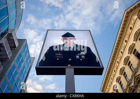 Porträt des amerikanischen Soldaten Jeff Harper am Checkpoint Charlie in Berlin, Deutschland Stockfoto