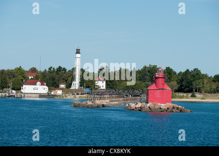 Door County, Wisconsin Sturgeon Bay. Norden Pierhead Leuchtturm (rot), gebaut im Jahre 1882, gelegen am Lake Michigan. Stockfoto