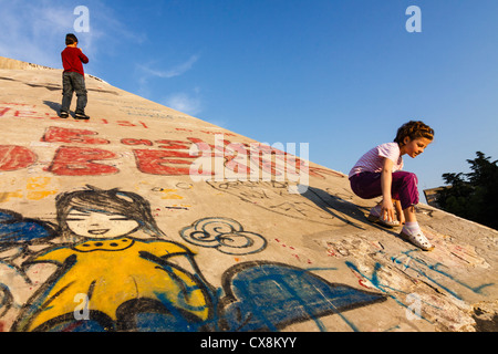 Kinder klettern auf die Pyramide, die ehemalige internationale Zentrum für Kultur. Tirana, Alban Stockfoto