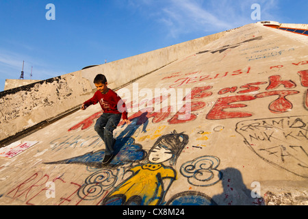 Kind klettern die Pyramide, die ehemalige internationale Zentrum für Kultur. Tirana, Albanien Stockfoto