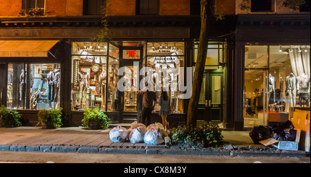 New York City, NY, USA, Paar, Shop Front Windows „Ralph Lauren“ Shopping in Greenwich Village, Bleecker Street, Mode-Schaufensterpuppen, Reihe von Geschäften, Lichter, Gebäude in New York bei Nacht Stockfoto