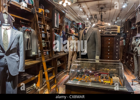 New York, NY, USA, Inside Luxury Herrenbekleidung Store at Night, Ralph Lauren Interior, Display, Regale, Modepuppen, Herrenbekleidung Stockfoto