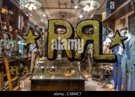 New York City, NY, USA, außerhalb, Luxus Modemarken, Bekleidungsgeschäft in der Nacht, Ralph Lauren, Detail anmelden Shop Frontscheibe Stockfoto