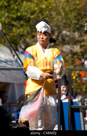 Traditionelle koreanische Hochzeit Demonstration & Bühnenperformance außerhalb der Tate Modern Gallery Teil des The Thames Festival. Stockfoto