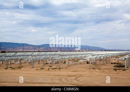 Eine Solarstromanlage Kraftwerk im Bau in der Wüste in der Nähe von Lancaster Kalifornien Stockfoto