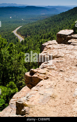 Blick vom oberen/Rand der Mogollon Rim/Plateau bei Sonnenaufgang in Zentral-Arizona. Stockfoto