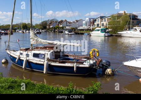 Boote auf dem Fluss Stour bei Tuckton Dorset England UK Stockfoto