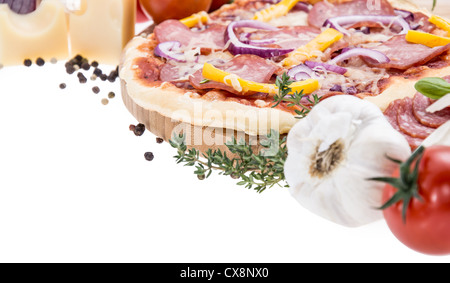Salami Pizza isoliert auf weißem Hintergrund