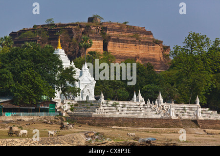 SETTAWYA PAYA, gebaut im Jahre 1811 ist Emissionshandelsystem MINGUN PAYA 1790 von König Bodawpaya erbaute aber nie vollendet - MANDALAY, MYANMAR Stockfoto