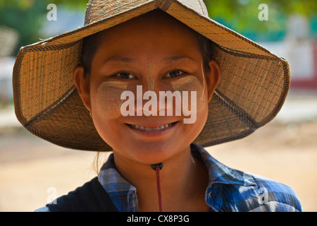 Ein Lächeln auf den Lippen BURMESISCHEN Mädchen - MINGUN, MYANMAR Stockfoto