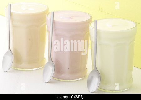Frisch, gesund und lecker cremig Joghurt in Vintage französischen Glas, der perfekte Snack oder Dessert. Stockfoto