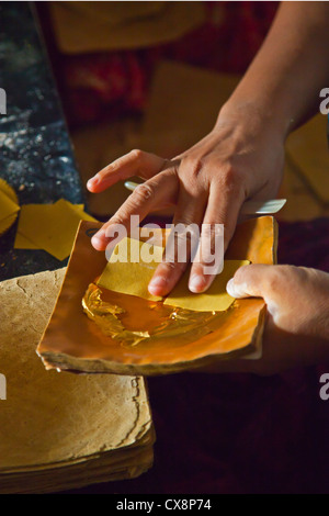 Die Herstellung von Blattgold ist eine Spezialität von MANDALAY - MYANMAR Stockfoto