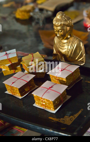 Die Herstellung von Blattgold ist eine Spezialität von MANDALAY - MYANMAR Stockfoto