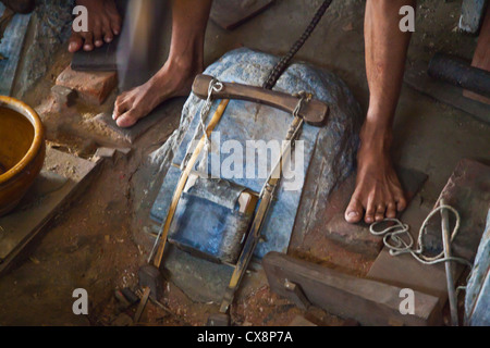 Die Herstellung von Blattgold durch schlagen sie mit einem Vorschlaghammer ist eine Spezialität von MANDALAY - MYANMAR Stockfoto