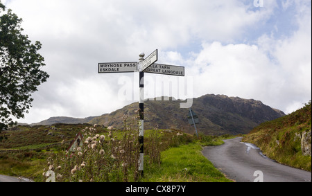 Alten Wegweiser in der Nähe von Wrynose Pass im englischen Lake District Stockfoto