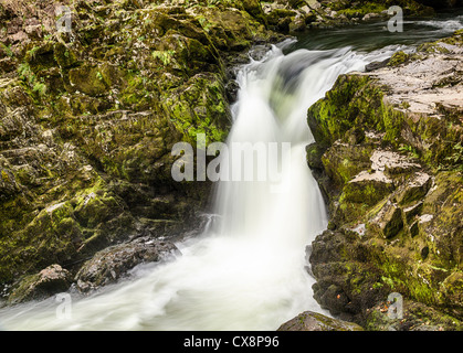 Skelwith Falls Wasserfall mit grünem Moos in Zeitlupe erschossen im Lake District Stockfoto