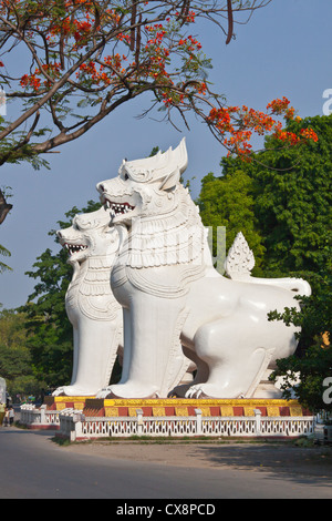 Riesen CHINLES (halb Löwe halb Drache) bewachen den südwestlichen Eingang zu MANDALAY HILL - MANDALAY, MYANMAR Stockfoto