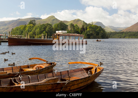 Piers / Landungsbrücken, Ruderboote und Launch am Rande des Derwent Water in Englisch Lake District, Großbritannien in den frühen Morgenstunden Stockfoto