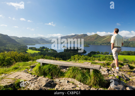 Wanderer blickt auf Derwent Water im englischen Lake District, England, UK Stockfoto