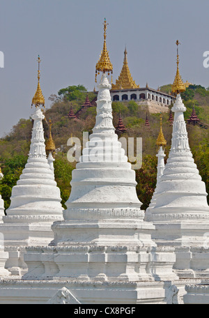 SANDAMANI PAYA beherbergt 1774 Marmorplatten kommentieren die TRIPITAKA oder buddhistischen Kanon - MANDALAY, MYANMAR Stockfoto