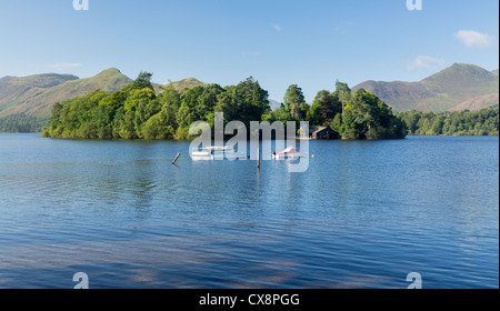 Piers und Boote am Rand des Derwentwater im englischen Lake District in den frühen Morgenstunden Stockfoto