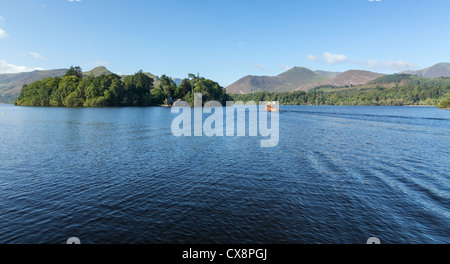 Piers und Boote am Rand des Derwentwater im englischen Lake District in den frühen Morgenstunden Stockfoto