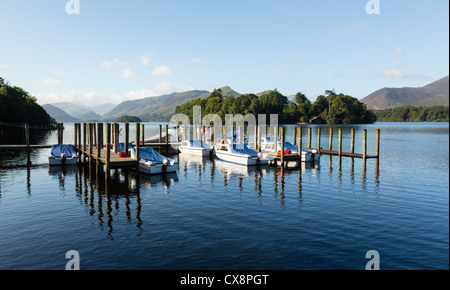 Piers und Boote am Rand des Derwentwater im englischen Lake District in den frühen Morgenstunden Stockfoto