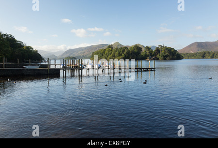 Piers und Boote am Rand des Derwentwater im englischen Lake District in den frühen Morgenstunden Stockfoto