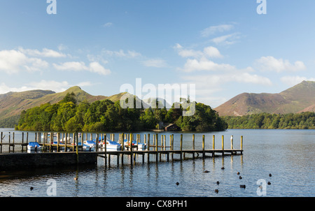 Piers und Boote am Rand des Derwentwater im englischen Lake District in den frühen Morgenstunden Stockfoto