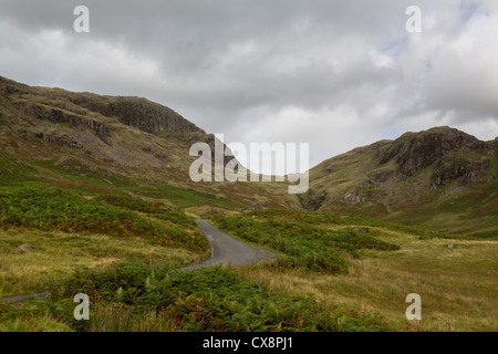 Steile Serpentinen auf Handknott Pass im englischen Lake District Stockfoto