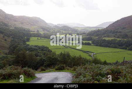 Steile Serpentinen auf Handknott Pass im englischen Lake District Stockfoto