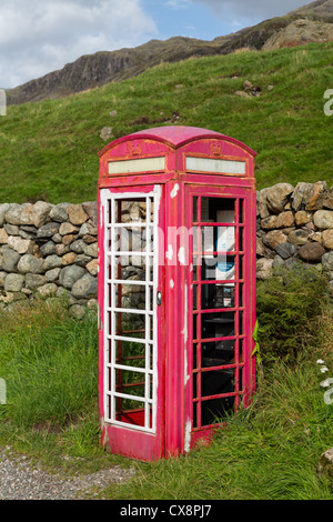 LAKE DISTRICT, ENGLAND - 4 SEPTEMBER: Alte British Telecom Telefonzelle renoviert als Kunstprojekt am 4. September 2012 Stockfoto