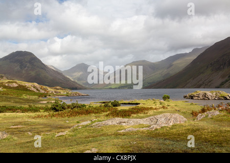 Wastwater oder Wast Wasser im englischen Lake District an bewölkten Tag Stockfoto