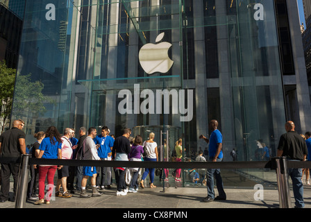 New York City, NY, USA, Menschen einkaufen, Straßenszenen, Apple Shop auf der Fifth Avenue, Manhattan, Glas Einfahrt mit logo Stockfoto