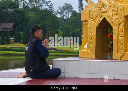 Ein SECURITY-Guard betet am KANDAWGYI NATIONALGARTEN in PYIN U LWIN auch bekannt als MAYMYO - MYANMAR Stockfoto