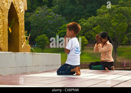 BIRMA beten am KANDAWGYI NATIONALGARTEN in PYIN U LWIN auch bekannt als MAYMYO - MYANMAR Stockfoto