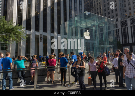 New York, New York, USA, große Menschenmengen, amerikanische Teenager, die in der Warteschlange stehen, Straßenszenen, Apple Shop auf der Fifth Avenue, Manhattan Massen Stockfoto