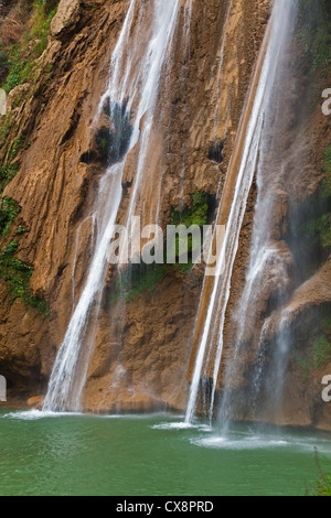 ANISAKAN FALLS fällt in einen grünen Pool ein paar Meilen außerhalb von PYIN U LWIN auch bekannt als MAYMYO - MYANMAR Stockfoto