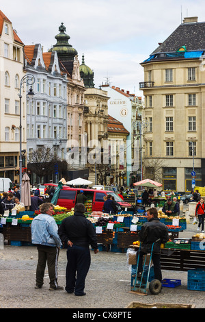 Menschen bei Kohl Marktplatz in Brünn, Mähren, Tschechien Stockfoto