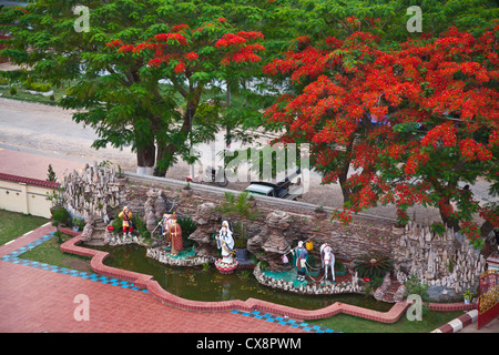 Statuen von mythischen Figuren an den chinesischen Tempel in der Stadt von PYIN U LWIN auch bekannt als MAYMYO - MYANMAR Stockfoto