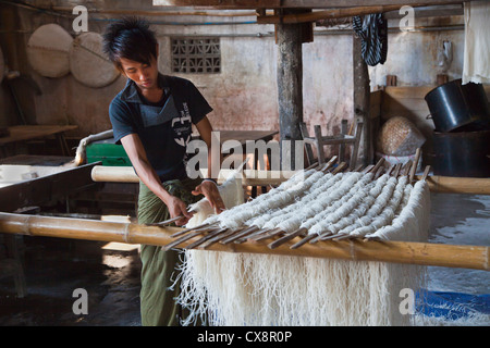 EINE REIS-NUDEL-FACTORY - HSIPAW, MYANMAR Stockfoto