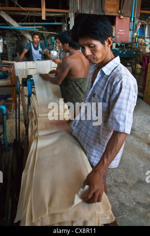 EINE REIS-NUDEL-FACTORY - HSIPAW, MYANMAR Stockfoto