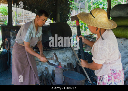 Ein Schmied macht einen Pflug - HSIPAW, MYANMAR Stockfoto