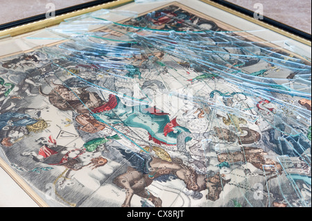 Antike Sternenkarte mit zerbrochenem Glas gerahmt Stockfoto