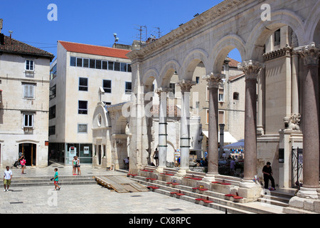 Peristyl und die Kathedrale von St. Domnius, Split, Dalmatien, Kroatien Stockfoto