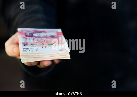 Hand, die fünfzig Pfund-Noten Stockfoto