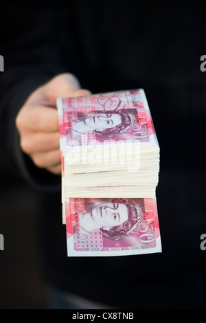 Hand, die fünfzig Pfund-Noten Stockfoto